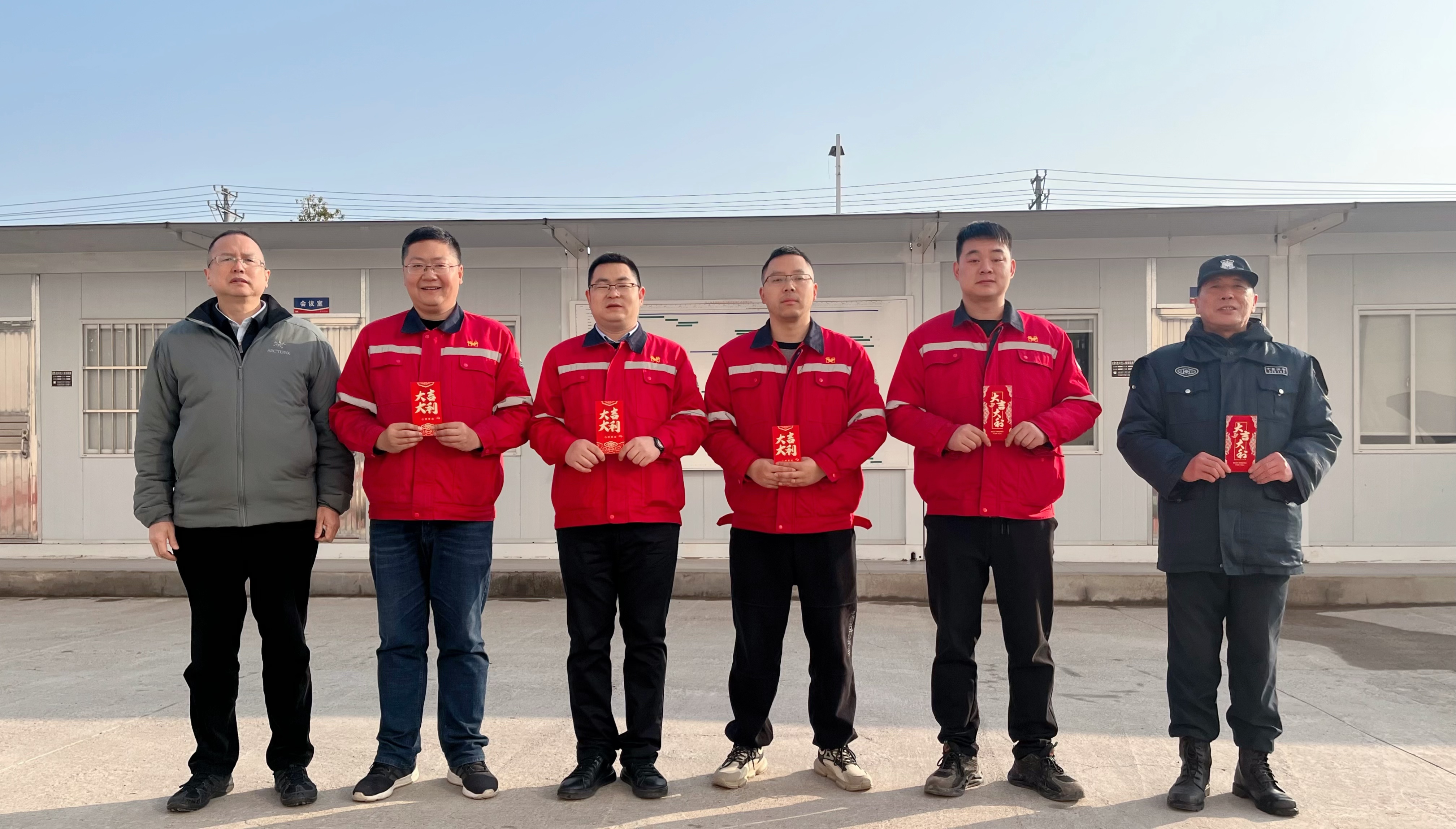 化機(jī)公司黨委書記、董事長(zhǎng)、總經(jīng)理?xiàng)钪袧傻巾?xiàng)目現(xiàn)場(chǎng)走訪慰問(wèn)(圖2)